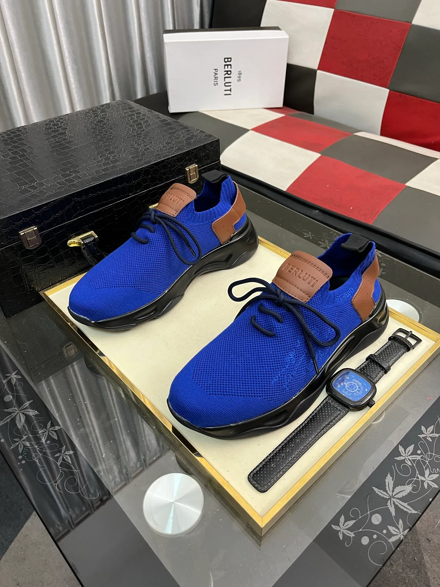 Men's Men's Shoes 💰400⌚️⌚️Berlut* France's top men's shoes, Berluti brand broke the rules in its first show and launched a new Edge shoe last. This model is hand-crafted with exquisite and fashionable fly-woven cowhide, a water-dyed cowhide lining, and an original color-blocked lightweight and wear-resistant rubber sole. This bold improvement of the iconic shoe last is of great significance to the creative work of its unique shape and edge width. On Alessandro shoes, this sharp-edged silhouette is made more see-through through Kris' bold and professional new Cloudy dyeing, making it classic and fashionable! Size: 38-46